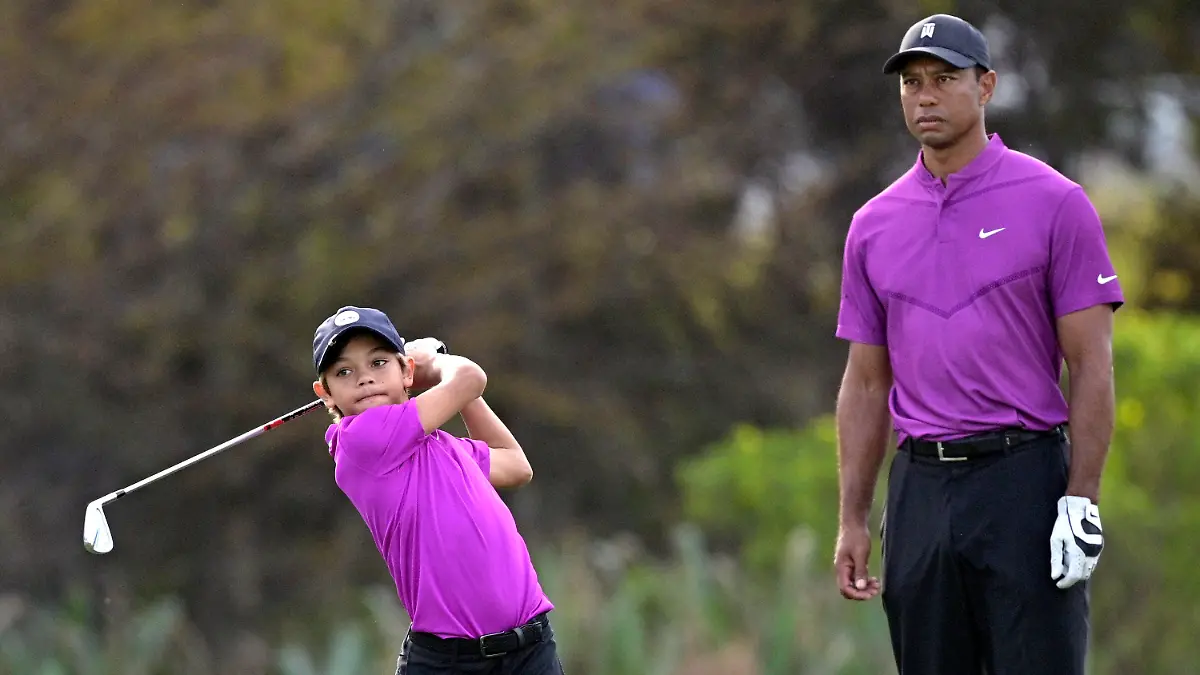 19.12.2020, USA, Orlando: Golf: PNC Championship, Erste Runde. Tiger Woods (r), beobachtet seinem Sohn Charlie beim Abschlag. Foto: Phelan M. Ebenhack/FR121174 AP/dpa +++ dpa-Bildfunk +++