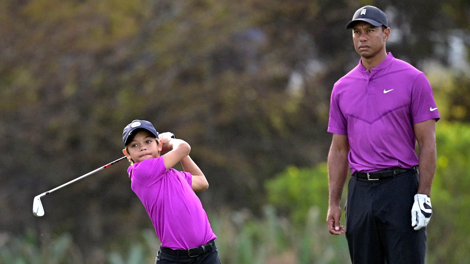 19.12.2020, USA, Orlando: Golf: PNC Championship, Erste Runde. Tiger Woods (r), beobachtet seinem Sohn Charlie beim Abschlag. Foto: Phelan M. Ebenhack/FR121174 AP/dpa +++ dpa-Bildfunk +++