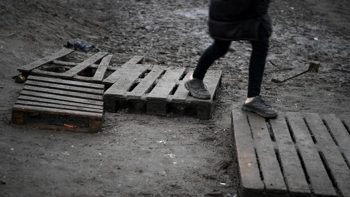  Belarus Poland Border Refugees 6706900 28.11.2021 A refugee walks on pallets at the Bruzgi logistics centre providing accommodation to migrants near the Bruzgi-Kuznica Bialostocka border crossing at the Belarusian-Polish border in Grodno region, Belarus. Migrants from the Middle East and North Africa trapped in Belarus have converged on the border with Poland, where razor wire fences and Polish troops have repeatedly blocked their entry. Pavel Bednyakov / Sputnik Grodno Region Belarus PUBLICATIONxINxGERxSUIxAUTxONLY Copyright: xPavelxBednyakovx