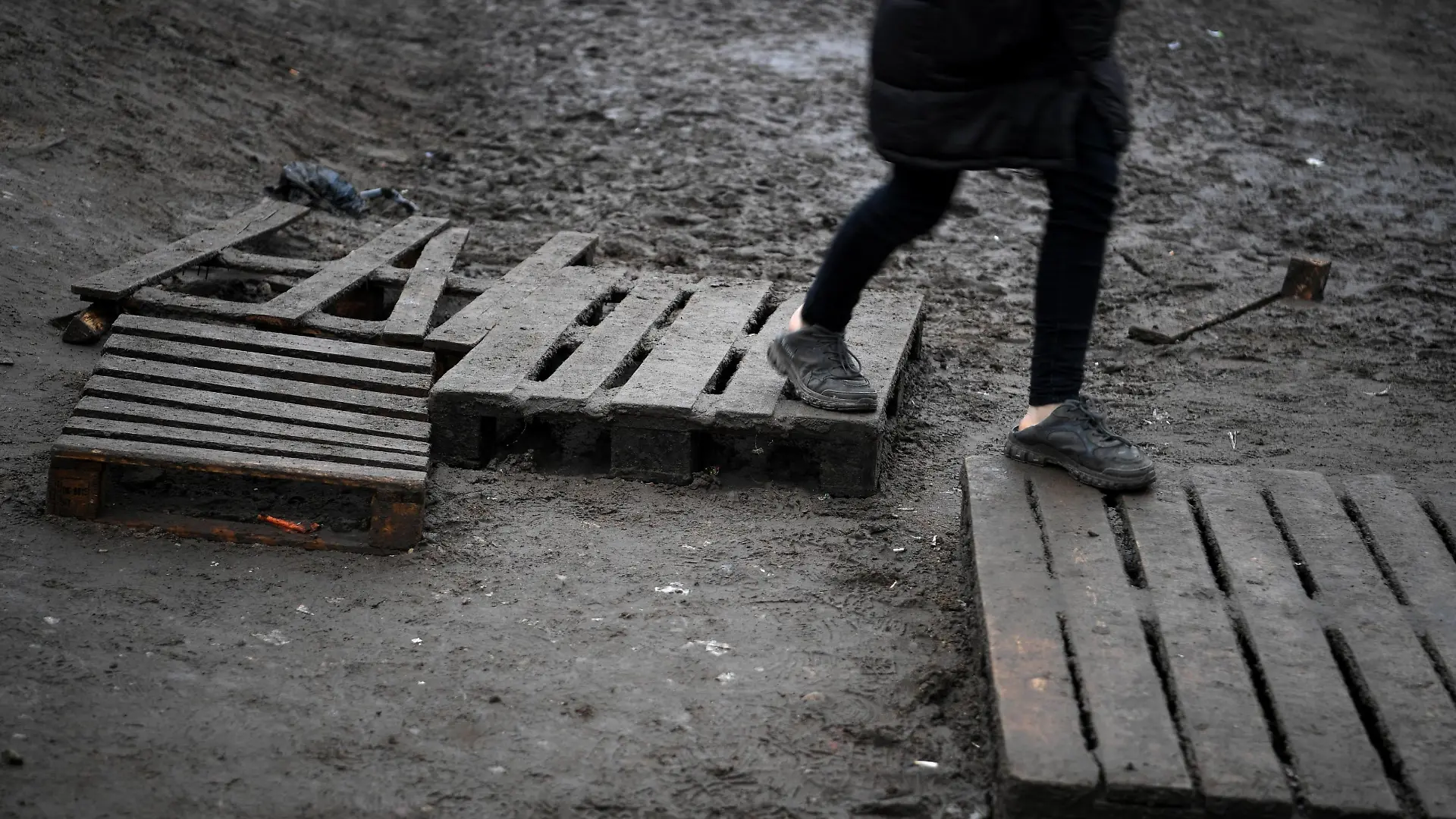 Belarus Poland Border Refugees 6706900 28.11.2021 A refugee walks on pallets at the Bruzgi logistics centre providing accommodation to migrants near the Bruzgi-Kuznica Bialostocka border crossing at the Belarusian-Polish border in Grodno region, Belarus. Migrants from the Middle East and North Africa trapped in Belarus have converged on the border with Poland, where razor wire fences and Polish troops have repeatedly blocked their entry. Pavel Bednyakov / Sputnik Grodno Region Belarus PUBLICATIONxINxGERxSUIxAUTxONLY Copyright: xPavelxBednyakovx