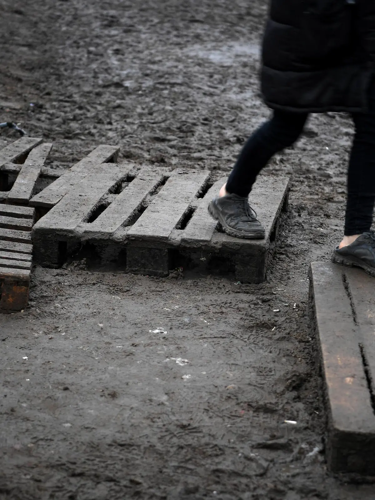  Belarus Poland Border Refugees 6706900 28.11.2021 A refugee walks on pallets at the Bruzgi logistics centre providing accommodation to migrants near the Bruzgi-Kuznica Bialostocka border crossing at the Belarusian-Polish border in Grodno region, Belarus. Migrants from the Middle East and North Africa trapped in Belarus have converged on the border with Poland, where razor wire fences and Polish troops have repeatedly blocked their entry. Pavel Bednyakov / Sputnik Grodno Region Belarus PUBLICATIONxINxGERxSUIxAUTxONLY Copyright: xPavelxBednyakovx