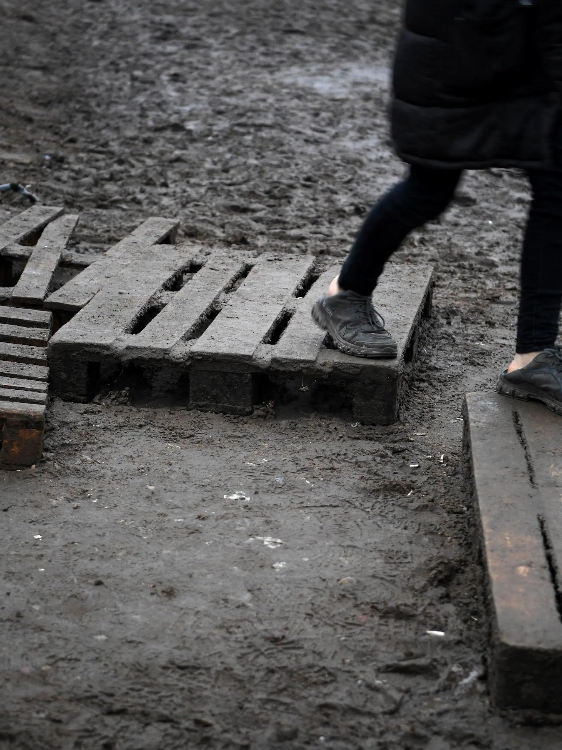  Belarus Poland Border Refugees 6706900 28.11.2021 A refugee walks on pallets at the Bruzgi logistics centre providing accommodation to migrants near the Bruzgi-Kuznica Bialostocka border crossing at the Belarusian-Polish border in Grodno region, Belarus. Migrants from the Middle East and North Africa trapped in Belarus have converged on the border with Poland, where razor wire fences and Polish troops have repeatedly blocked their entry. Pavel Bednyakov / Sputnik Grodno Region Belarus PUBLICATIONxINxGERxSUIxAUTxONLY Copyright: xPavelxBednyakovx