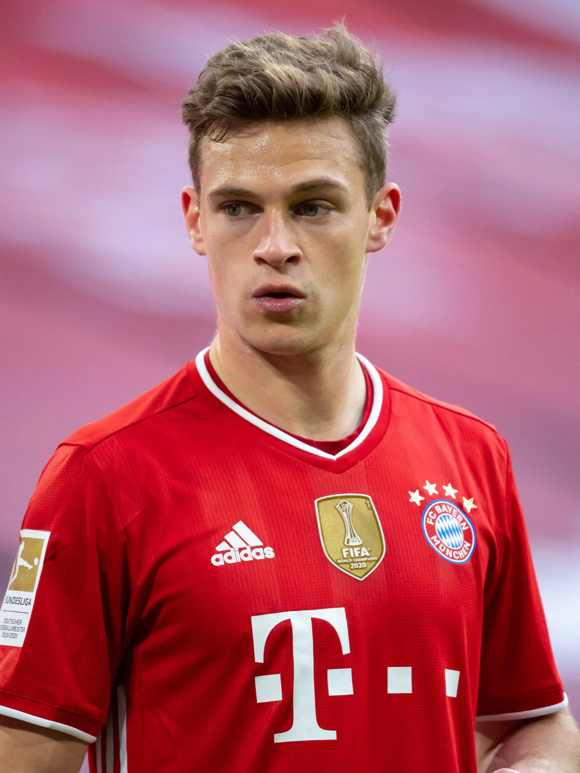 ARCHIV - 27.02.2021, Bayern, München: Fußball: Bundesliga, Bayern München - 1. FC Köln, 23. Spieltag in der Allianz Arena. Joshua Kimmich von München steht auf dem Platz. (zu dpa «Club bestätigt: Positiver Corona-Test bei Bayern-Star Joshua Kimmich») Foto: Sven Hoppe/dpa +++ dpa-Bildfunk +++