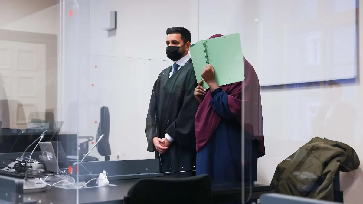 dpatopbilder - 04.11.2021, Hamburg: Die Angeklagte und ihr Anwalt Nawied Haschimzada (l) stehen zu Beginn des Prozesses im Gerichtssaal im Strafjustizgebäude. Vor dem Hanseatischen Oberlandesgericht begann am Donnerstag der Prozess gegen die 24-jährige gebürtige Hamburgerin wegen Mitgliedschaft in einer terroristischen Vereinigung im Ausland. Foto: Christian Charisius/dpa/Pool/dpa +++ dpa-Bildfunk +++