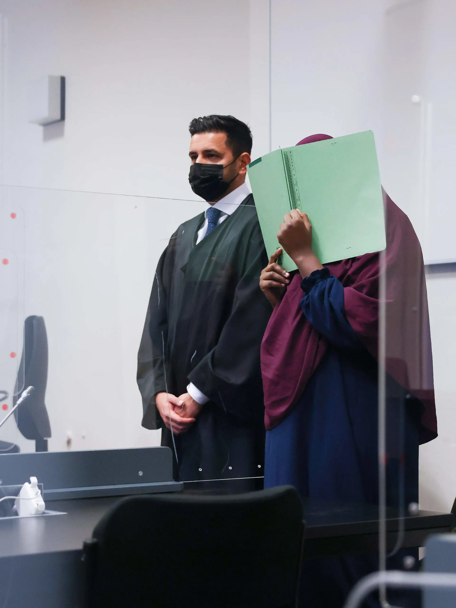 dpatopbilder - 04.11.2021, Hamburg: Die Angeklagte und ihr Anwalt Nawied Haschimzada (l) stehen zu Beginn des Prozesses im Gerichtssaal im Strafjustizgebäude. Vor dem Hanseatischen Oberlandesgericht begann am Donnerstag der Prozess gegen die 24-jährige gebürtige Hamburgerin wegen Mitgliedschaft in einer terroristischen Vereinigung im Ausland. Foto: Christian Charisius/dpa/Pool/dpa +++ dpa-Bildfunk +++
