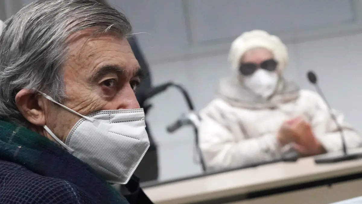 07.12.2021, Schleswig-Holstein, Itzehoe: Der KZ-Überlebende und Zeuge Josef Salomonovic (l) sitzt zu Beginn des Prozesstages im Zeugenstand, im Hintergrund sitzt die 96-jährige Angeklagte Irmgard F. im Gerichtssaal. Der Prozess gegen eine ehemalige KZ-Sekretärin vor dem Landgericht Itzehoe wird fortgesetzt. Der 96-Jährigen wird Beihilfe zum Mord in über 11.000 Fällen im Konzentrationslager Stutthof zur Last gelegt. Foto: Marcus Brandt/dpa POOL/dpa +++ dpa-Bildfunk +++