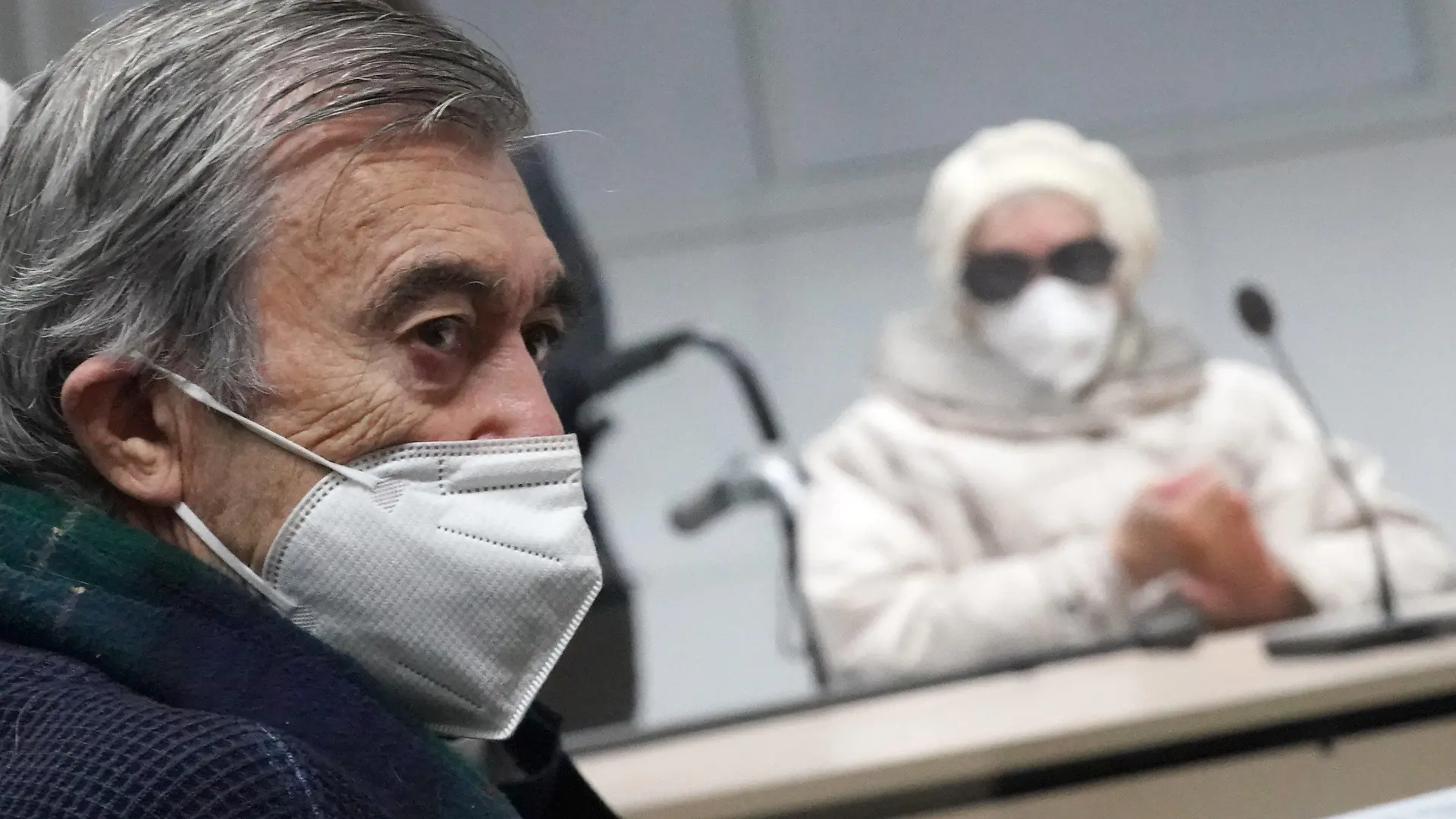 07.12.2021, Schleswig-Holstein, Itzehoe: Der KZ-Überlebende und Zeuge Josef Salomonovic (l) sitzt zu Beginn des Prozesstages im Zeugenstand, im Hintergrund sitzt die 96-jährige Angeklagte Irmgard F. im Gerichtssaal. Der Prozess gegen eine ehemalige KZ-Sekretärin vor dem Landgericht Itzehoe wird fortgesetzt. Der 96-Jährigen wird Beihilfe zum Mord in über 11.000 Fällen im Konzentrationslager Stutthof zur Last gelegt. Foto: Marcus Brandt/dpa POOL/dpa +++ dpa-Bildfunk +++