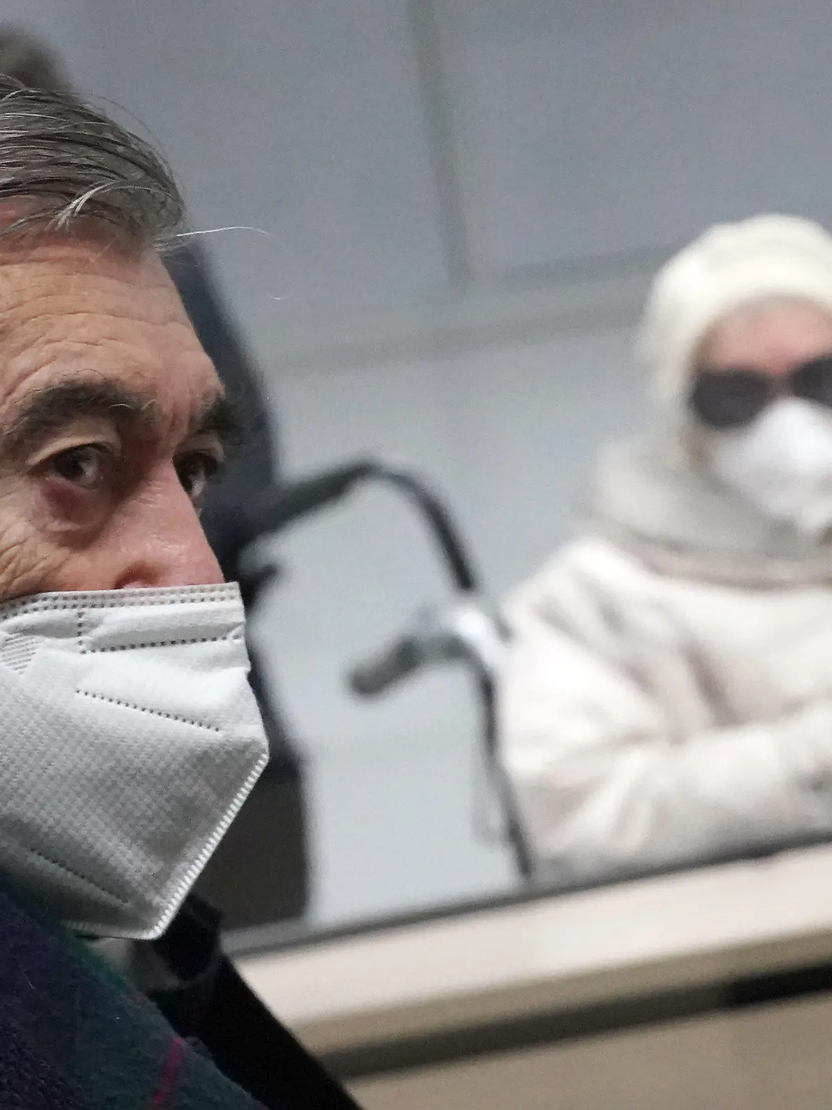 07.12.2021, Schleswig-Holstein, Itzehoe: Der KZ-Überlebende und Zeuge Josef Salomonovic (l) sitzt zu Beginn des Prozesstages im Zeugenstand, im Hintergrund sitzt die 96-jährige Angeklagte Irmgard F. im Gerichtssaal. Der Prozess gegen eine ehemalige KZ-Sekretärin vor dem Landgericht Itzehoe wird fortgesetzt. Der 96-Jährigen wird Beihilfe zum Mord in über 11.000 Fällen im Konzentrationslager Stutthof zur Last gelegt. Foto: Marcus Brandt/dpa POOL/dpa +++ dpa-Bildfunk +++