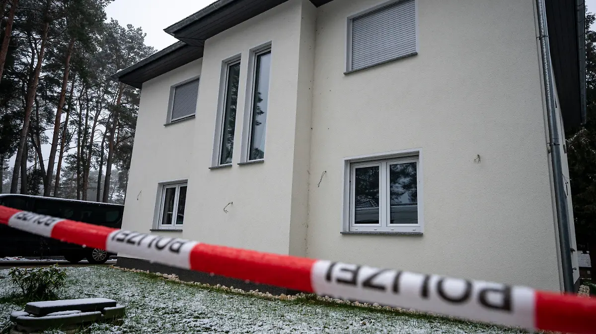 ARCHIV - 05.12.2021, Brandenburg, Königs Wusterhausen: Das Einfamilienhaus in Senzig, einem Ortsteil der Stadt Königs Wusterhausen im Landkreis Dahme-Spreewald, ist abgesperrt. Die Polizei hat dort fünf Tote in einem Wohnhaus gefunden. Im Fall der fünf Toten in Brandenburg soll der unter Verdacht stehende Familienvater laut seinem Abschiedsbrief Angst vor einer Verhaftung gehabt haben. (zu dpa: «Fünf Tote in Brandenburg - Abschiedsbrief: Familienvater hatte Angst») Foto: Fabian Sommer/dpa +++ dpa-Bildfunk +++