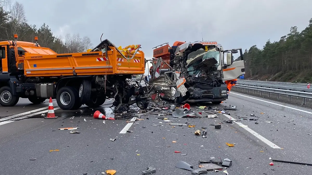 Verkehrsunfall mit Personenschaden nach Aufprall eines LKW mit einem Absicherungsfahrzeug