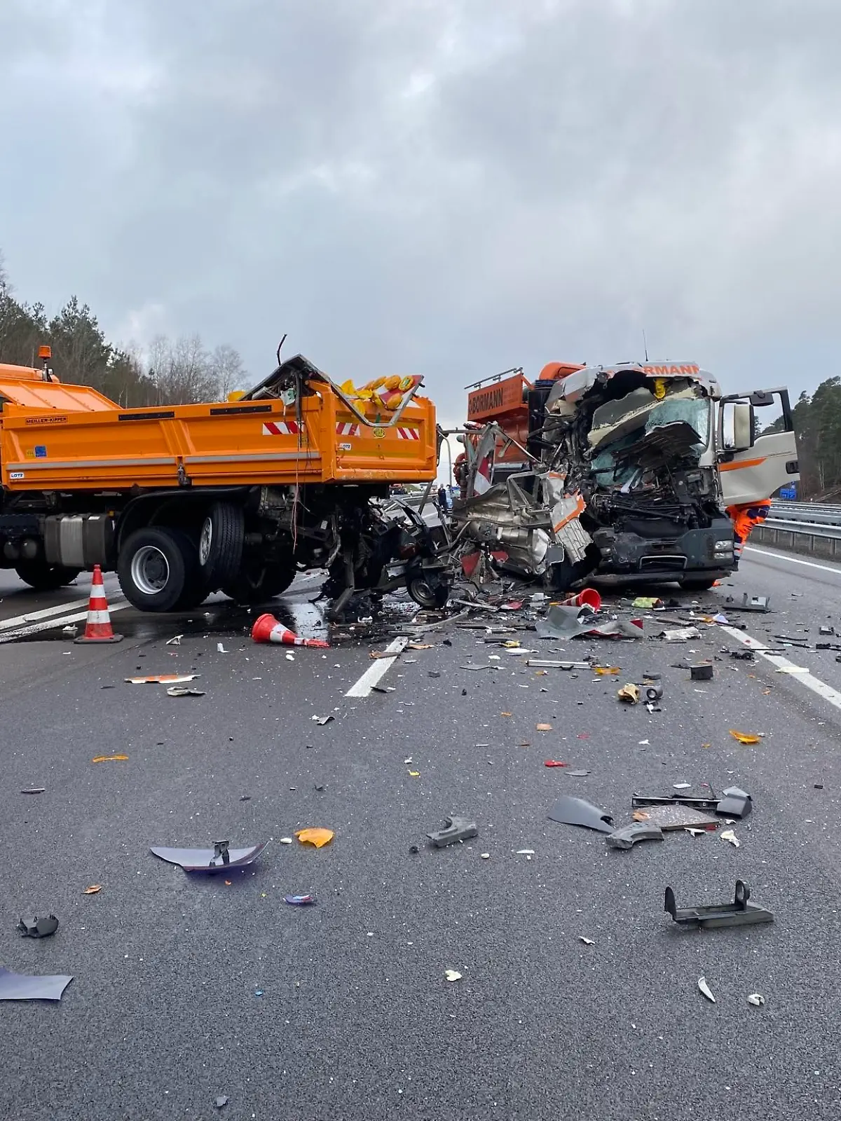 Verkehrsunfall mit Personenschaden nach Aufprall eines LKW mit einem Absicherungsfahrzeug