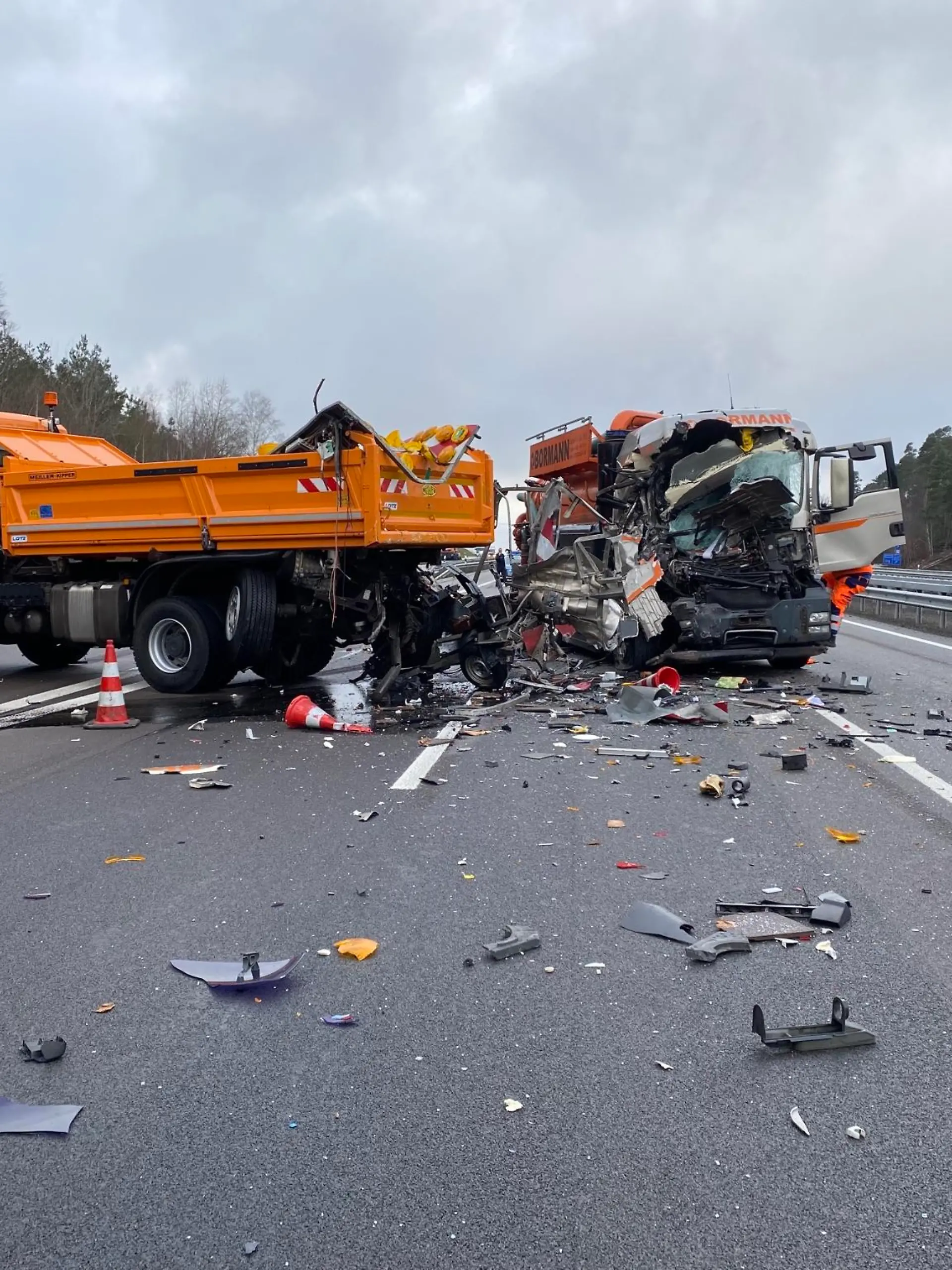 Verkehrsunfall mit Personenschaden nach Aufprall eines LKW mit einem Absicherungsfahrzeug