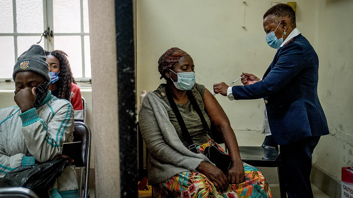 dpatopbilder - 06.12.2021, Südafrika, Johannesburg: Eine Frau erhält in der Hillbrow Clinic einen Coronaimpfstoff. Südafrikanische Ärzte sagen, dass der rasche Anstieg der Corona-Fälle, die auf die neue Omikron-Variante zurückzuführen sind, meist zu milden Symptomen führt. Foto: Shiraaz Mohamed/AP/dpa +++ dpa-Bildfunk +++