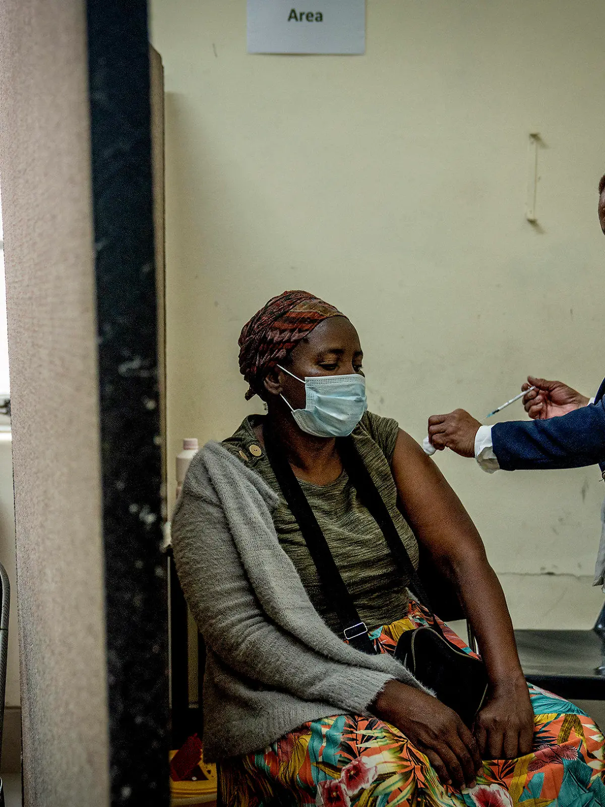 dpatopbilder - 06.12.2021, Südafrika, Johannesburg: Eine Frau erhält in der Hillbrow Clinic einen Coronaimpfstoff. Südafrikanische Ärzte sagen, dass der rasche Anstieg der Corona-Fälle, die auf die neue Omikron-Variante zurückzuführen sind, meist zu milden Symptomen führt. Foto: Shiraaz Mohamed/AP/dpa +++ dpa-Bildfunk +++