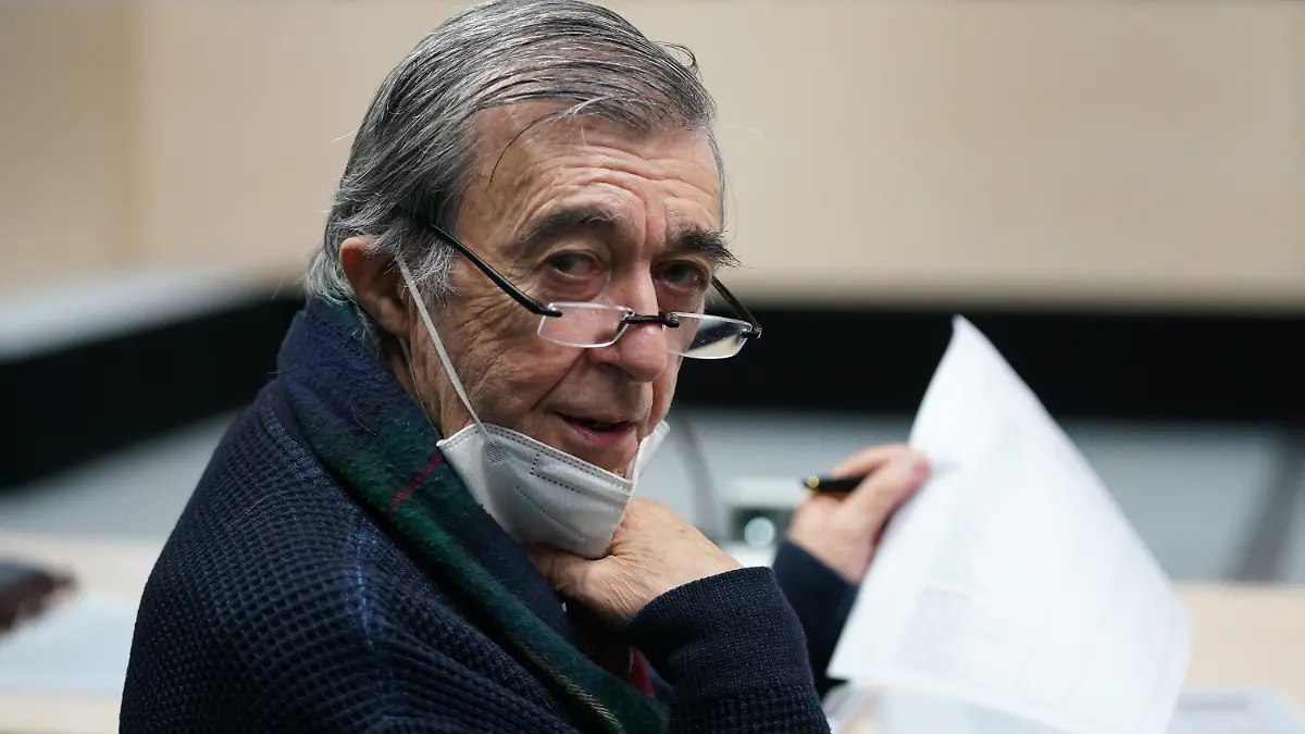 07.12.2021, Schleswig-Holstein, Itzehoe: Der KZ-Überlebende und Zeuge Josef Salomonovic sitzt vor Beginn des Prozesstages im Gerichtssaal. Der Prozess gegen eine ehemalige KZ-Sekretärin vor dem Landgericht Itzehoe wird fortgesetzt. Der 96-Jährigen wird Beihilfe zum Mord in über 11.000 Fällen im Konzentrationslager Stutthof zur Last gelegt. Foto: Marcus Brandt/dpa POOL/dpa +++ dpa-Bildfunk +++