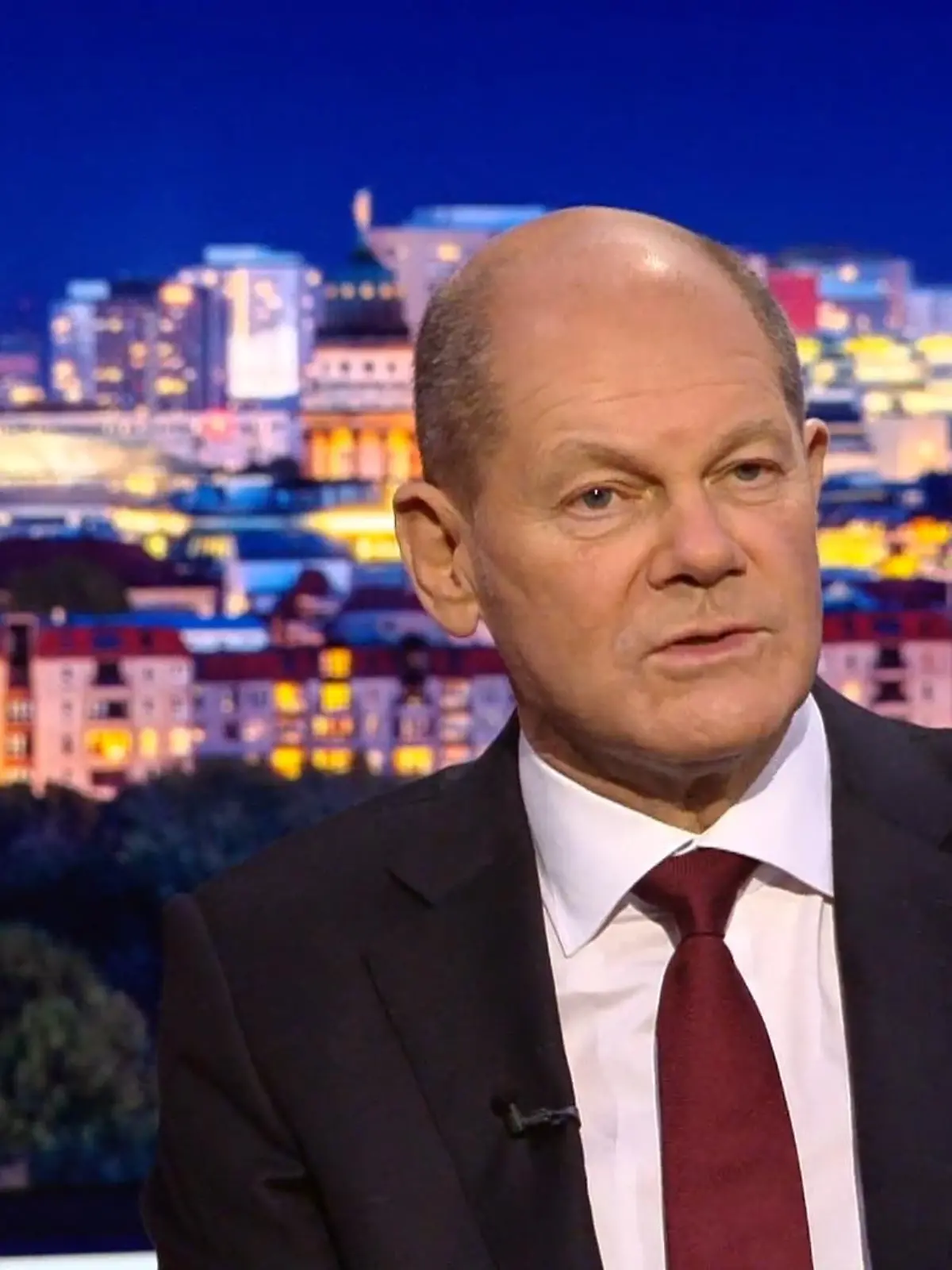 Der neue Bundeskanzler Olaf Scholz erklärt im RTL-Interview, wie wichtig ihm die Meinung seiner Vorgägerin ist und warum er so selten öffentlich lacht.