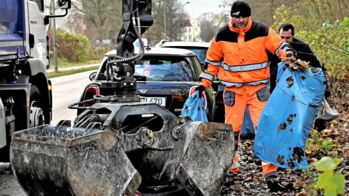 Berliner Bezirksamt Mitarbeiter auf der Suche nach Müllsündern