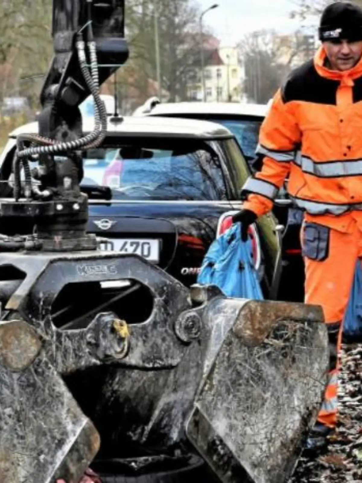 Berliner Bezirksamt Mitarbeiter auf der Suche nach Müllsündern