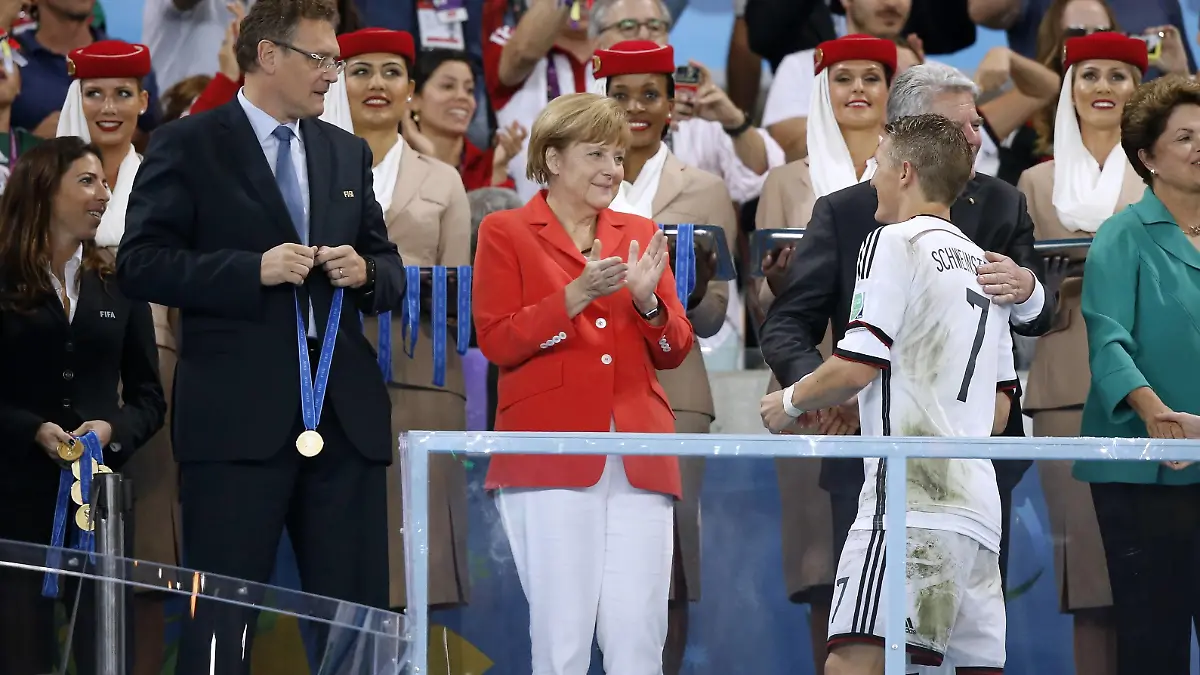 SCHWEINSTEIGER Bastianl Team Deutschland bei der Siegeehrung mit Kanzlerin MERKEL Angela und Bundespräsident GAUCK World Cup 2014 Brasil FIFA Fussball Weltmeisterschaften 2014 in Brasilien Finale Spiel Deutschland gegen Argentinien 1 : 0 am 13.Juli 2014 in Rio de Janeiro *** SCHWEINSTEIGER Bastianl Team Germany at the award ceremony with Chancellor MERKEL Angela and President GAUCK World Cup 2014 Brasil FIFA World Cup Brazil 2014 Final game Germany v Argentina 1 0 on 13 July 2014 in Rio de Janeiro PUBLICATIONxINxGERxSUIxAUTxHUNxSWExNORxDENxFINxLUXxONLY  