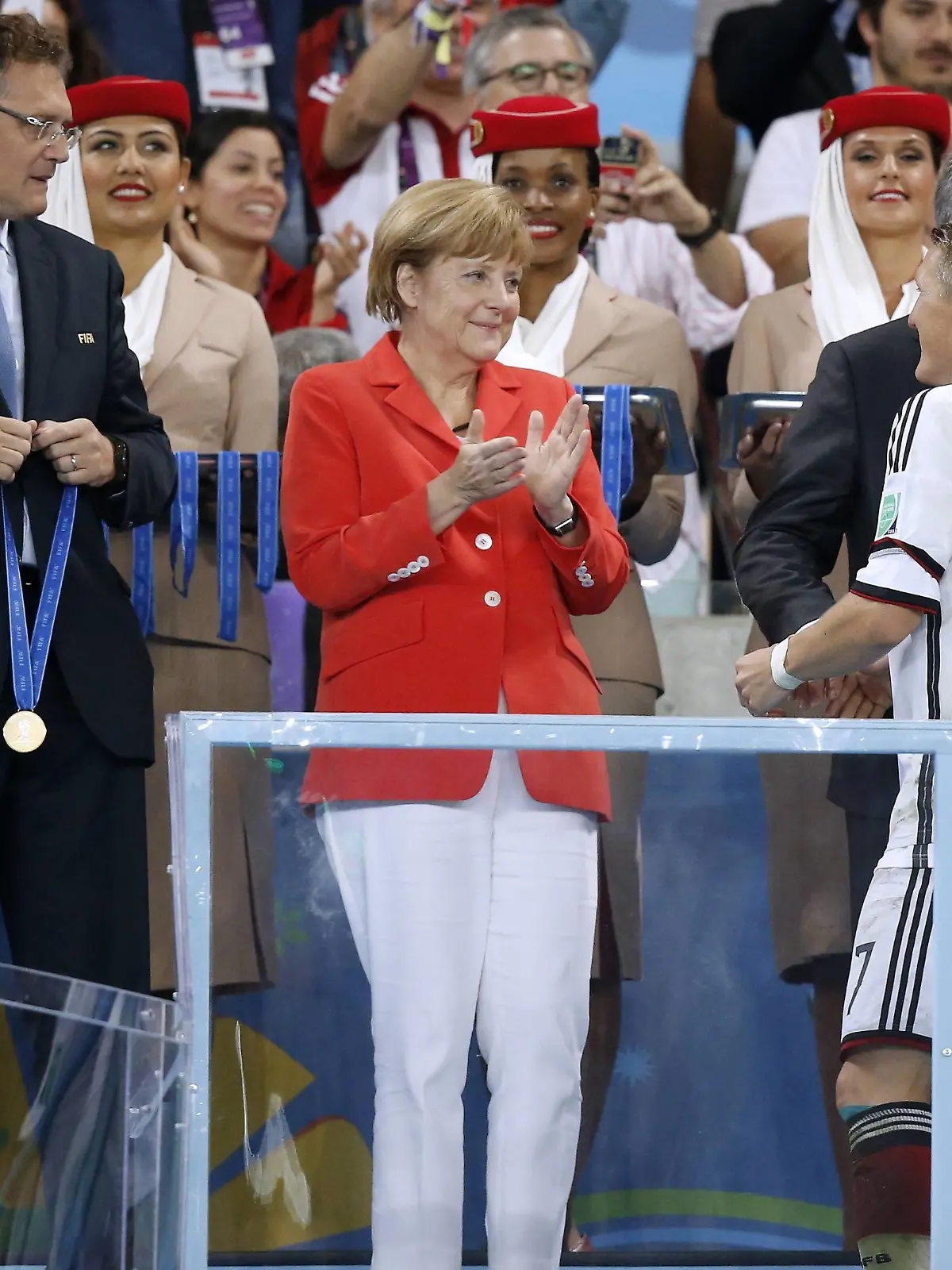 SCHWEINSTEIGER Bastianl Team Deutschland bei der Siegeehrung mit Kanzlerin MERKEL Angela und Bundespräsident GAUCK World Cup 2014 Brasil FIFA Fussball Weltmeisterschaften 2014 in Brasilien Finale Spiel Deutschland gegen Argentinien 1 : 0 am 13.Juli 2014 in Rio de Janeiro *** SCHWEINSTEIGER Bastianl Team Germany at the award ceremony with Chancellor MERKEL Angela and President GAUCK World Cup 2014 Brasil FIFA World Cup Brazil 2014 Final game Germany v Argentina 1 0 on 13 July 2014 in Rio de Janeiro PUBLICATIONxINxGERxSUIxAUTxHUNxSWExNORxDENxFINxLUXxONLY  