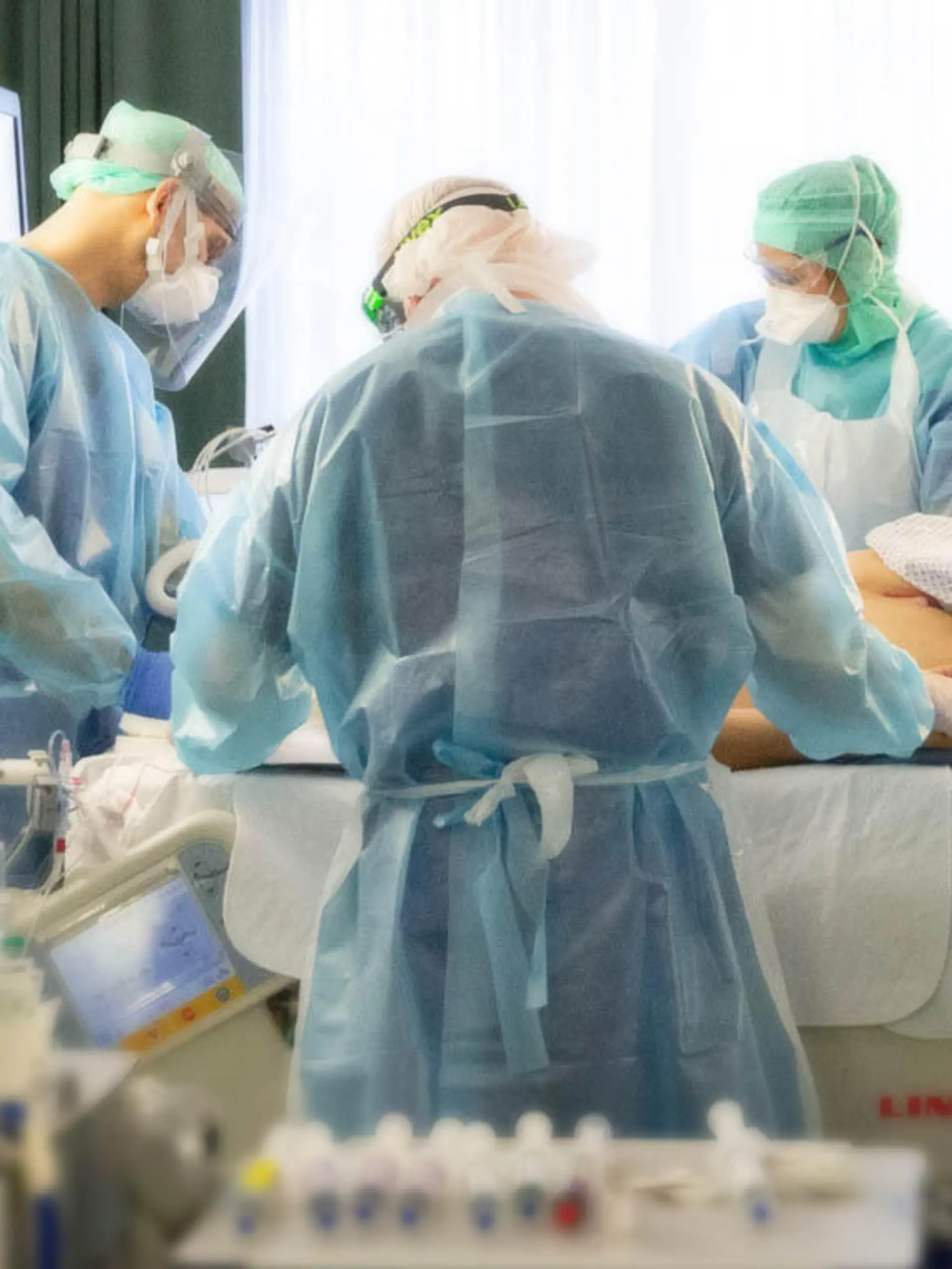 Corona-Intensivstation: Wer sind die Patienten? Alter, Impfstatus & Beatmung