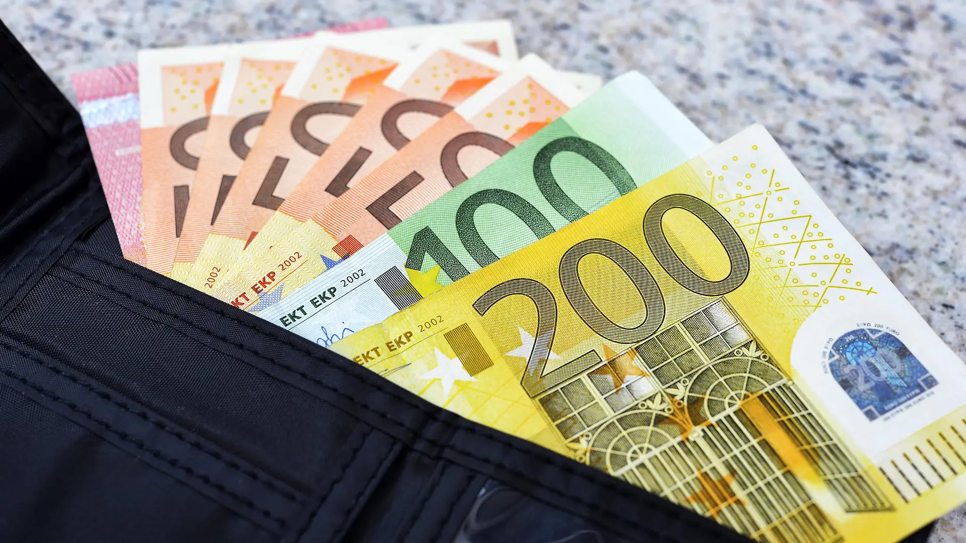 Geldbörse mit 560 Euro Grundeinkommen
Purse with 560 Euro Basic income