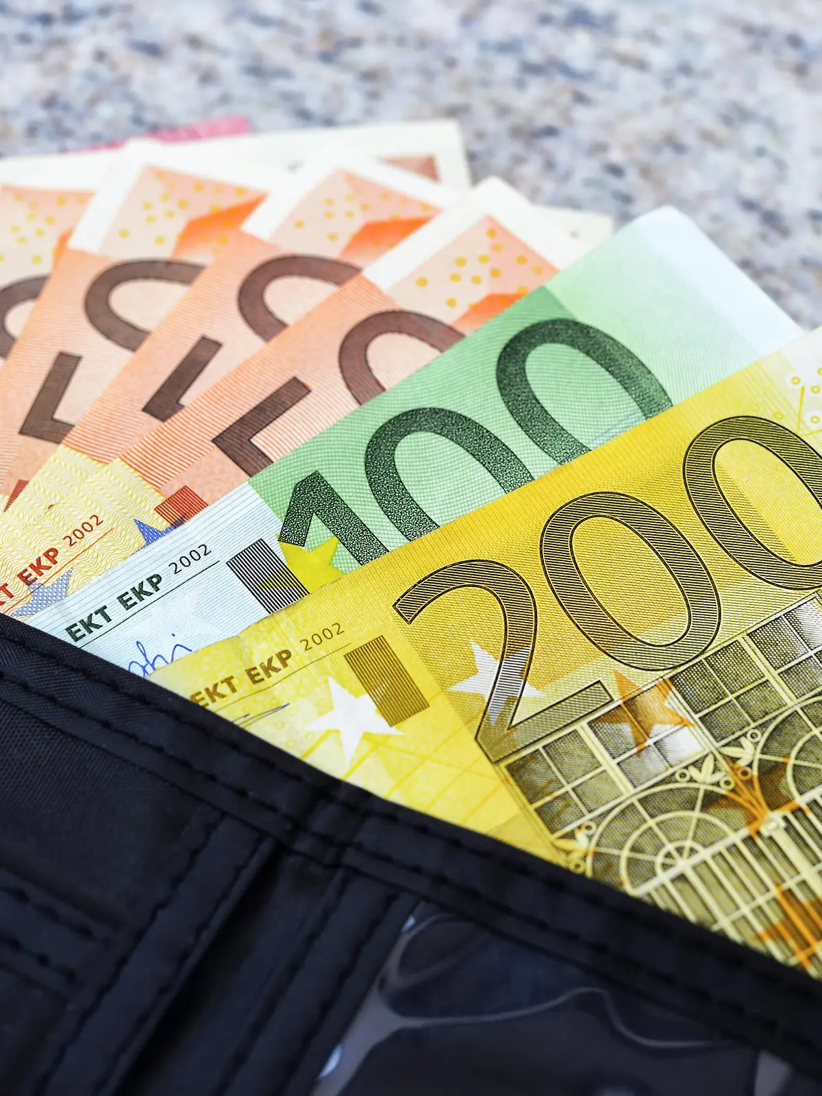 Geldbörse mit 560 Euro Grundeinkommen

Purse with 560 Euro Basic income  
