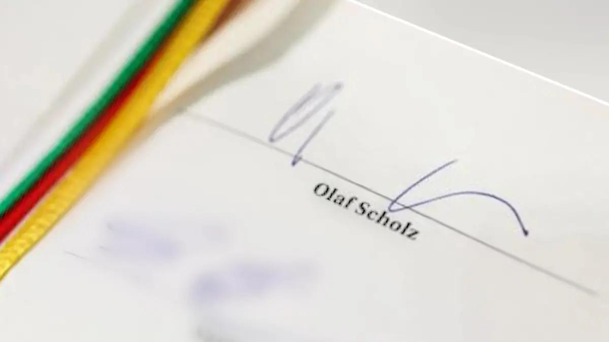 Olaf Scholz: Was will er uns mit dieser Unterschrift sagen? Des Kanzlers komische Krakelei
