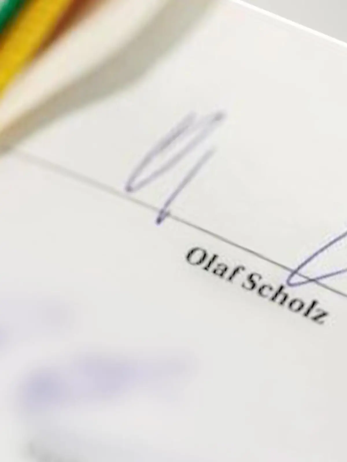 Bild zu: "Olaf Scholz: Was will er uns mit dieser Unterschrift sagen?"