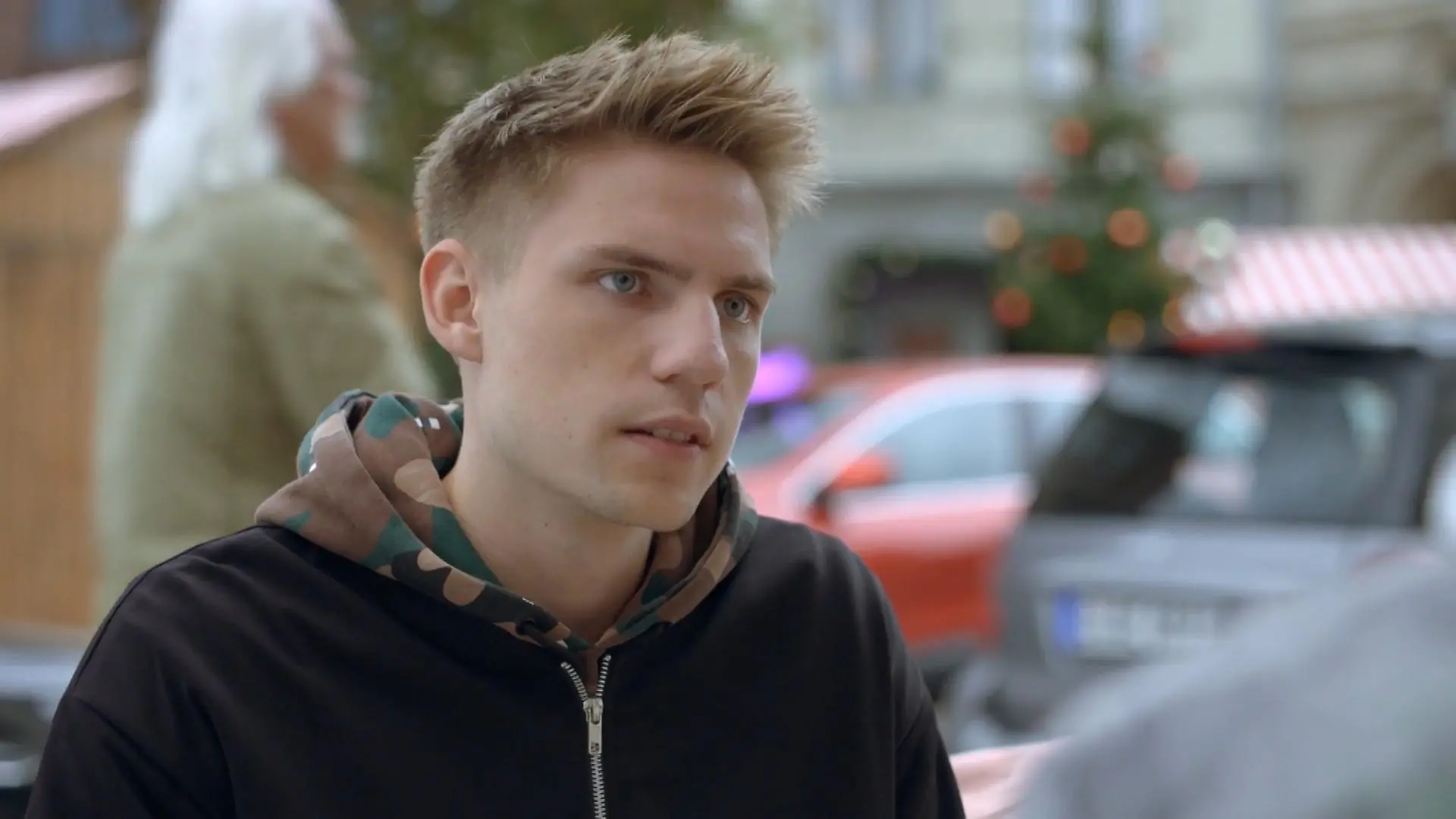 Fliegt Moritz' Schwärmerei für Luis auf? GZSZ-Folge 7402 vom 08.12.2021