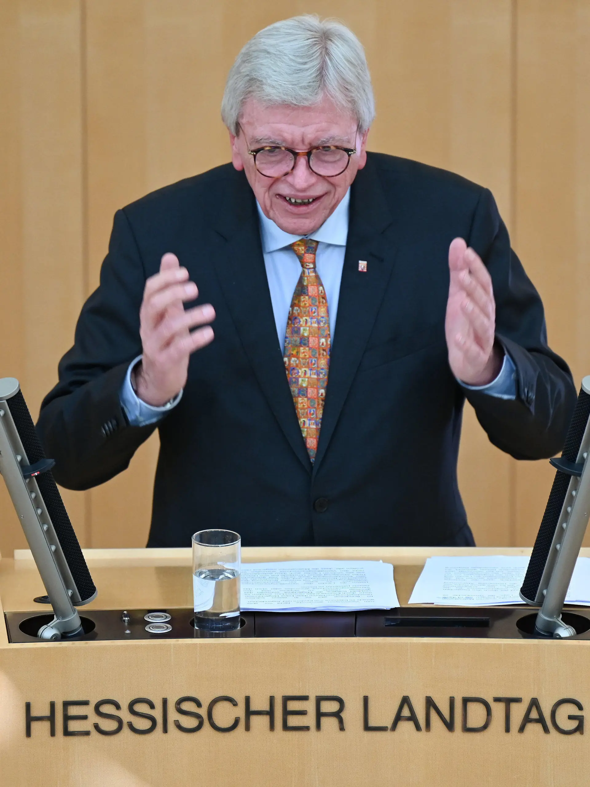 ARCHIV - 27.04.2021, Hessen, Wiesbaden: Volker Bouffier (CDU), Ministerpräsident des Landes Hessen, gibt während der Plenarsitzung des hessischen Landtags eine Regierungserklärung zur Corona-Pandemie ab. (zu dpa: «Bouffier gibt Regierungserklärung zu Corona-Pandemie ab») Foto: Arne Dedert/dpa +++ dpa-Bildfunk +++