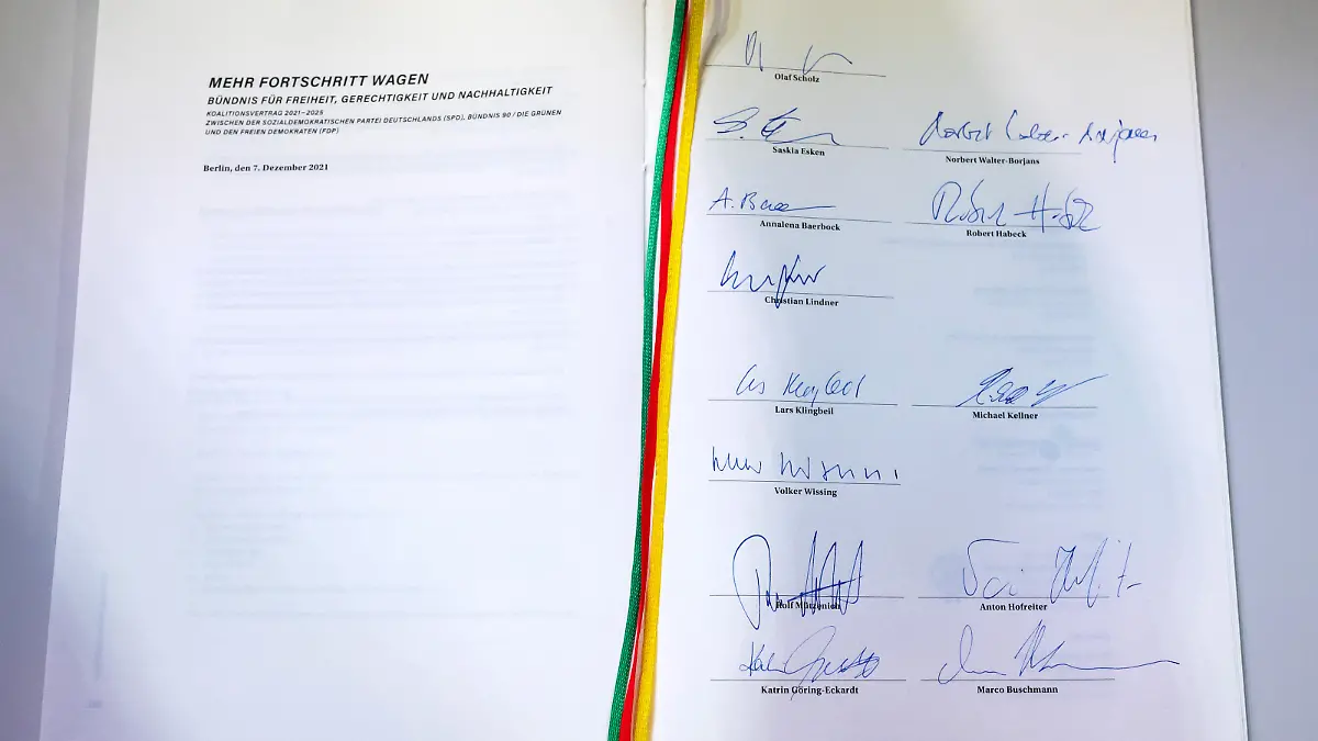 Ein Blick auf die Unterschriften der Spitzenvertreter der Ampel-Parteien nach der Unterzeichnung des Koalitionsvertrages von SPD, Grünen und FDP zur Bildung einer Bundesregierung.