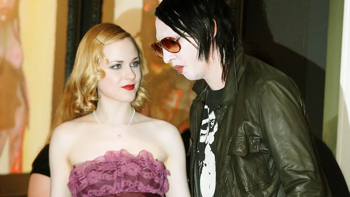 Bildnummer: 51943770 Datum: 27.06.2007 Copyright: imago/T-F-Foto
Sänger Marilyn Manson mit Lebensgefährtin und Schauspielerin Evan Rachel Wood (beide USA) anlässlich der Präsentation seiner Kunstausstellung - Les fleurs du mal - in Köln, Personen , optimistisch; 2007, Köln, Pressetermin, Brian Hugh Warner, Musiker, Metal, Rock, Industrial, Ausstellungen, Kunstausstellung, Kunstausstellungen, Malerei, Schauspieler, Film, Lebensgefährte, Freund, Freundin, Paar; , quer, Kbdig, Gruppenbild, close, Musik, Kunst, Deutschland, Randbild, People o0 Frau