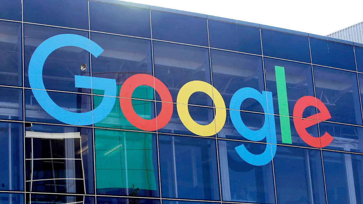 ARCHIV - 24.09.2019, USA, Mountain View: Das Logo von Google an der Fassade des Hauptsitzes des Mutterkonzerns Alphabet. (zu dpa Medienregulierer stufen Google News Showcase als Medienplattform ein) Foto: Jeff Chiu/AP/dpa +++ dpa-Bildfunk +++