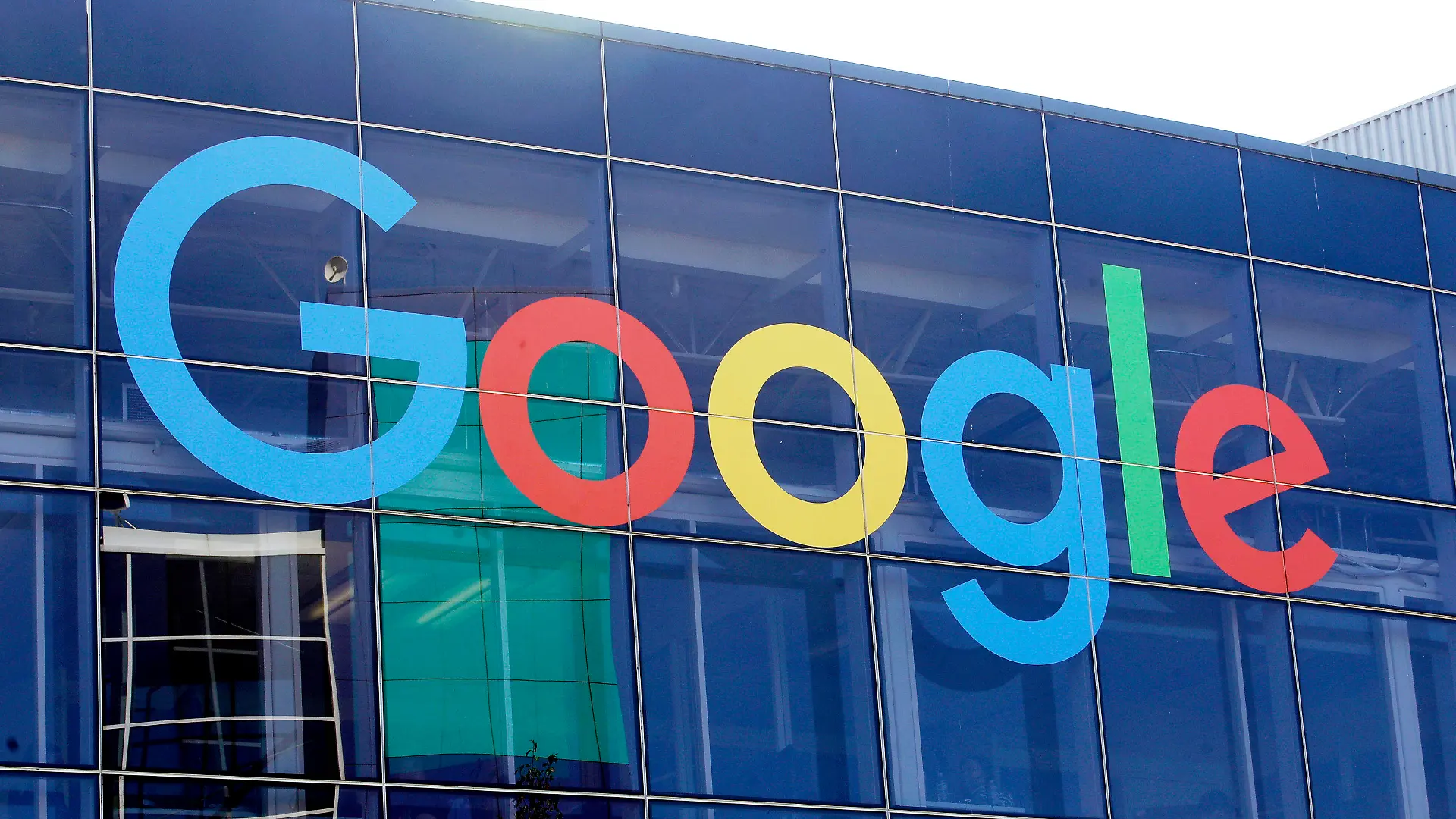 ARCHIV - 24.09.2019, USA, Mountain View: Das Logo von Google an der Fassade des Hauptsitzes des Mutterkonzerns Alphabet. (zu dpa Medienregulierer stufen Google News Showcase als Medienplattform ein) Foto: Jeff Chiu/AP/dpa +++ dpa-Bildfunk +++