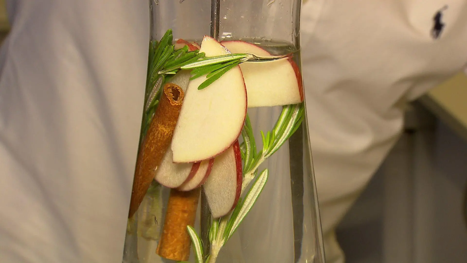 Infused Water mit Apfel, Zimt und Rosmarin