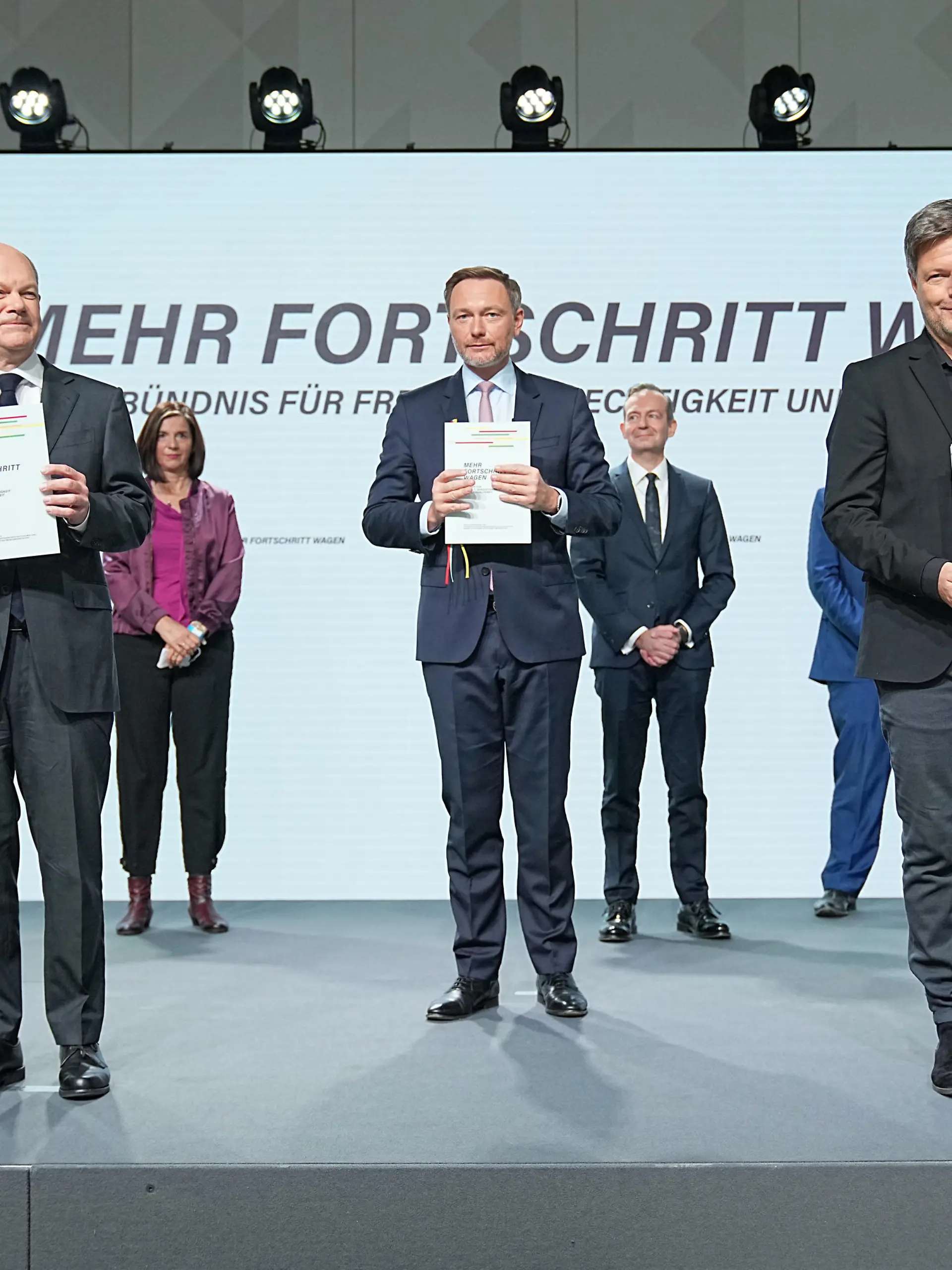 (vorne v.l.) Saskia Esken (SPD), Olaf Scholz (SPD), Christian Lindner (FDP), Robert Habeck (Bündnis 90/Die Grünen), Annalena Baerbock (Bündnis 90/Die Grünen), bei der Unterzeichnung des Koalitionsvertrages von SPD, Grünen und FDP zur Bildung einer Bundesregierung.