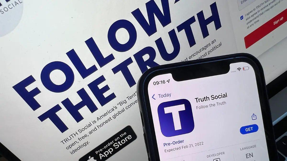 Homepage und App-Ankündigung von „Truth Social“. Der frühere US-Präsident Donald Trump will ein alternatives soziales Netzwerk gründen. Bis auf die Ankündigung ist allerdings noch nicht viel zu sehen. Es gibt eine Homepage truthsocial.com mit einem Link zu einer iPhone-App, die man vorbestellen kann. In dem App-Store von Apple wird der 21. Februar 2022 als Startdatum genannt.