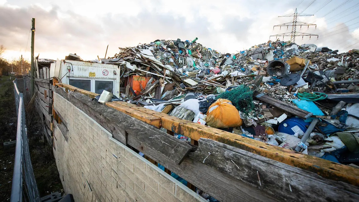 ARCHIV - 26.01.2021, Schleswig-Holstein, Norderstedt: Bau- und Gewerbeanfälle sowie weiterer Müll  liegen auf einem Gelände im Norderstedter Gewerbegebiet Friedrichsgabe. (Zu dpa: Skandal-Müllberg in Norderstedt soll weg - wächst aber eher noch) Foto: Christian Charisius/dpa +++ dpa-Bildfunk +++