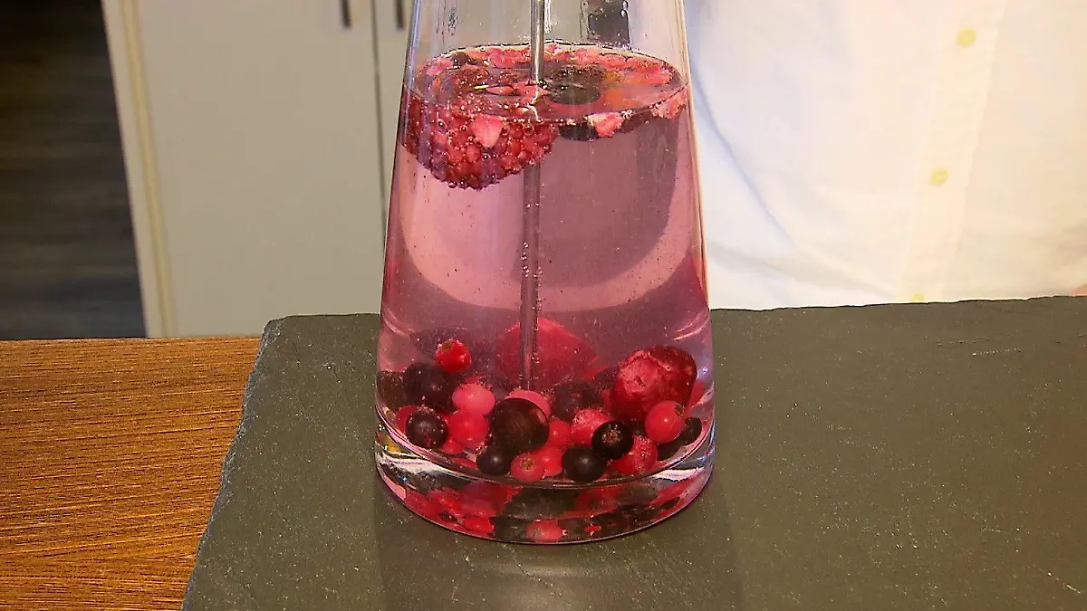 Infused Water mit Beeren