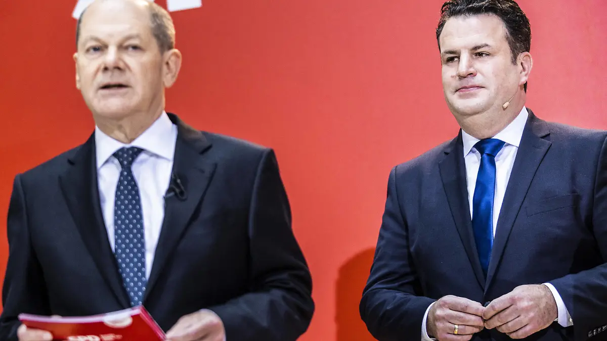 L-R Olaf Scholz, designierter Bundeskanzler, und Hubertus Heil, designierter Bundesminister fuer Arbeit und Soziales, aufgenommen im Rahmen der Nominierung der kuenftigen Bundesminister der SPD im Willy-Brandt-Haus in Berlin, 06.12.2021. Die SPD stimmte auf einem digitalen Parteitag mit 98,8 Prozent fuer den Koalitionsvertrag mit Buendnis 90/Die Gruenen und der FDP. Am Mittwoch, dem 08.12., soll Olaf Scholz als Bundeskanzler gewaehlt und vereidigt werden. Berlin Deutschland *** L R Olaf Scholz, Chancellor-designate, and Hubertus Heil, Minister-designate for Labour and Social Affairs, pictured during the nomination of the future federal ministers of the SPD at the Willy Brandt House in Berlin, 06 12 2021 At a digital party conference, th Copyright: xFlorianxGaertner/photothek.dex