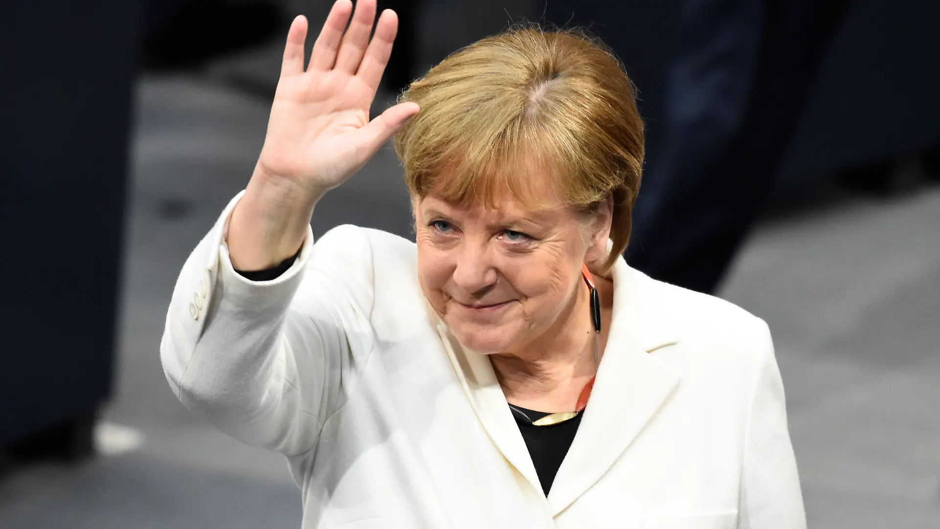 dpatopbilder - 14.03.2018, Berlin: Bundeskanzlerin Angela Merkel (CDU) winkt vor der Wahl der Bundeskanzlerin im Reichstagsgebäude. Foto: Gregor Fischer/dpa +++ dpa-Bildfunk +++