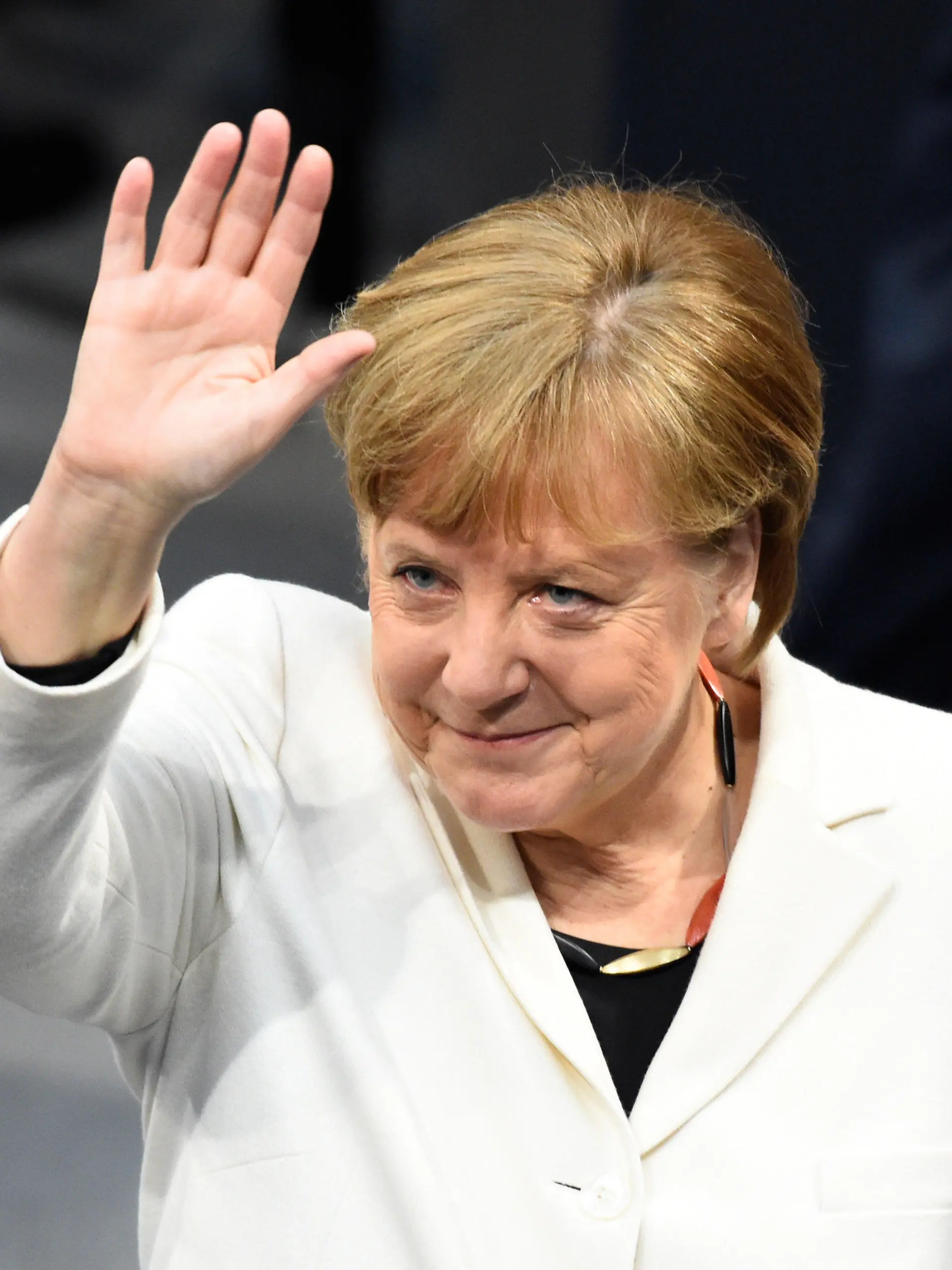 dpatopbilder - 14.03.2018, Berlin: Bundeskanzlerin Angela Merkel (CDU) winkt vor der Wahl der Bundeskanzlerin im Reichstagsgebäude. Foto: Gregor Fischer/dpa +++ dpa-Bildfunk +++