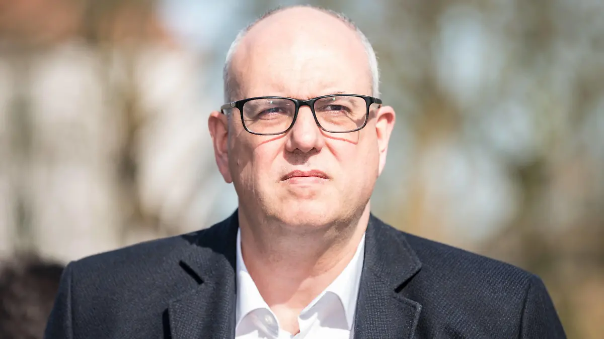 Bürgermeister Dr. Andreas Bovenschulte Bremen besucht die Ambulanz Die zweite Corona-Ambulanz wird eingerichtet um mehr Bürgerinnen und Bürgern auf eine Infektion durch das neuartige Corona-Virus testen zu können. Dadurch werden die niedergelassenen Ärztinnen und Ärzte sowie die erste Corona-Ambulanz am Standort Klinikum Bremen-Mitte entlastet. 16.03.2020, Corona-Ambulanz am Klinikum Bremen-Ost, Bremen, GER, Eröffnung zweite Corona-Ambulanz in Bremen, Germany *** Mayor Dr Andreas Bovenschulte Bremen visits the outpatient clinic The second corona outpatient clinic is set up to test more citizens for an infection by the novel corona virus This will relieve the burden on the resident doctors and the first corona outpatient clinic at the Klinikum Bremen Mitte location 16 03 2020, Corona outpatient clinic at Klinikum Bremen Ost, Bremen, GE xmex