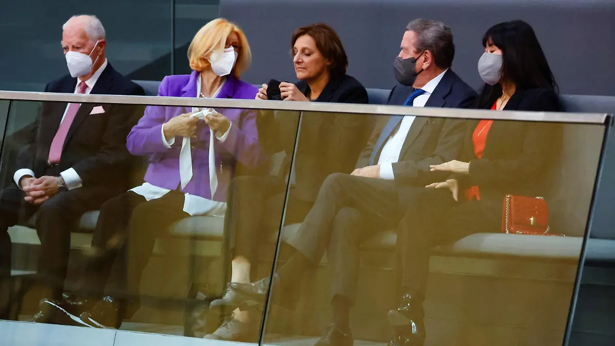 Britta Ernst, wife of designated German Chancellor Olaf Scholz, sits next to former German chancellor Gerhard Schroeder and his wife Kim So-yeon in the visitors tribune before the start of a session of the German lower house of parliament Bundestag to elect a new chancellor, in Berlin, Germany, December 8, 2021. REUTERS/Fabrizio Bensch