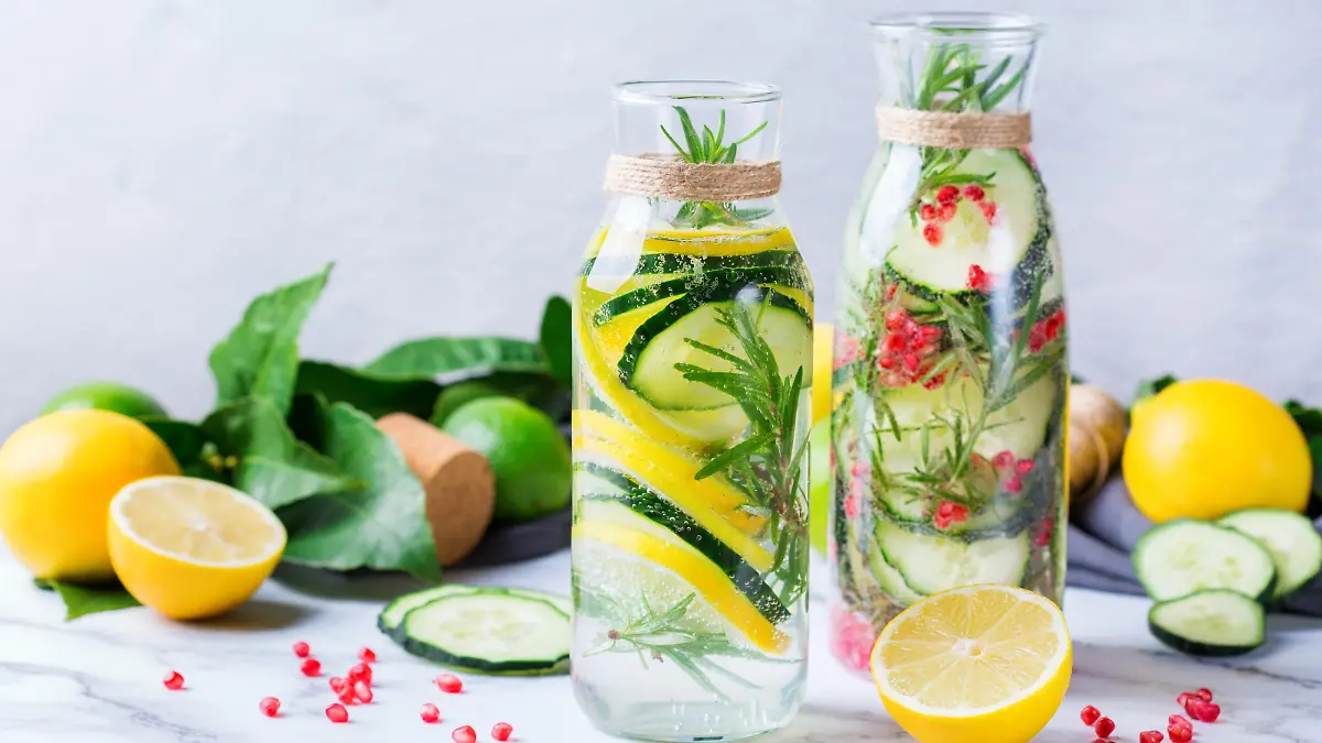 Wasser mit frischen Zitronen und Limetten ist vor allem im Sommer sehr erfrischend. Doch von künstlichen Zusätzen sollten wir die Finger lassen.