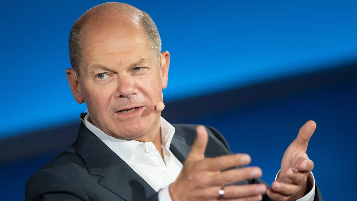 28.07.2021, Berlin: Olaf Scholz (SPD, r), Kanzlerkandidat und Bundesminister der Finanzen, spricht bei der Gesprächsreihe "Brigitte Live·. Foto: Christophe Gateau/dpa +++ dpa-Bildfunk +++