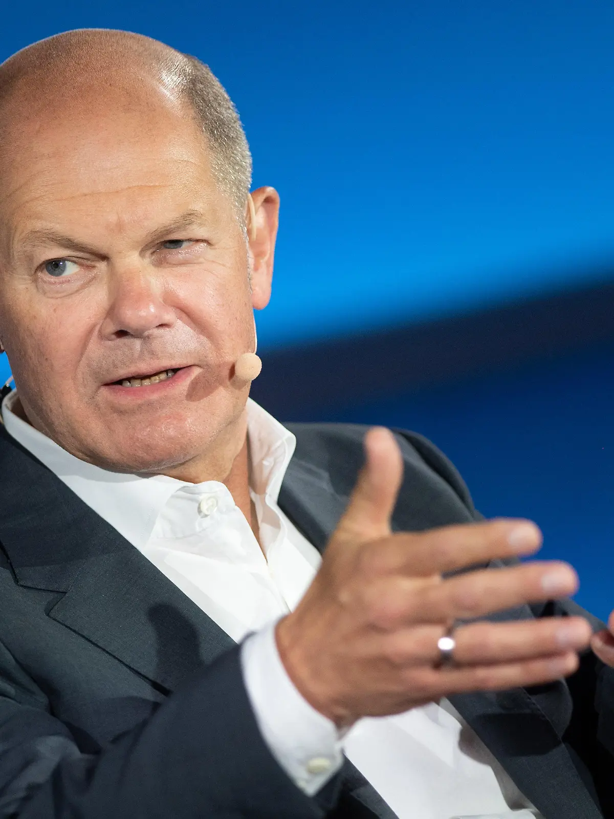 28.07.2021, Berlin: Olaf Scholz (SPD, r), Kanzlerkandidat und Bundesminister der Finanzen, spricht bei der Gesprächsreihe "Brigitte Live·. Foto: Christophe Gateau/dpa +++ dpa-Bildfunk +++