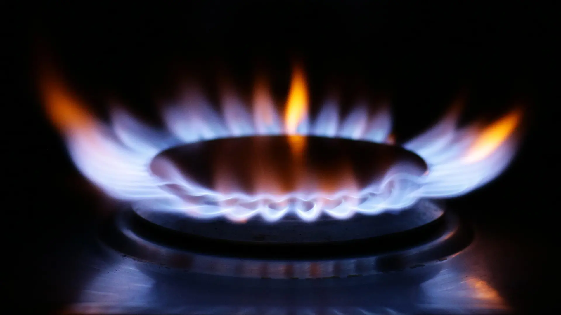 Increase to energy price cap. File photo dated 28/2/2015 of a lit ring on a gas hob at a home in north London. An increase to Ofgem's energy price cap "could not be coming at a worse time", charities have warned, as energy deals have reached their highest cost in more than two years. Issue date: Thursday August 5, 2021. Industry experts are expecting the regulator to increase the price cap by around £150 on Friday, the highest increase yet. See PA story CONSUMER Energy. Photo credit should read: Yui Mok/PA Wire URN:61448473