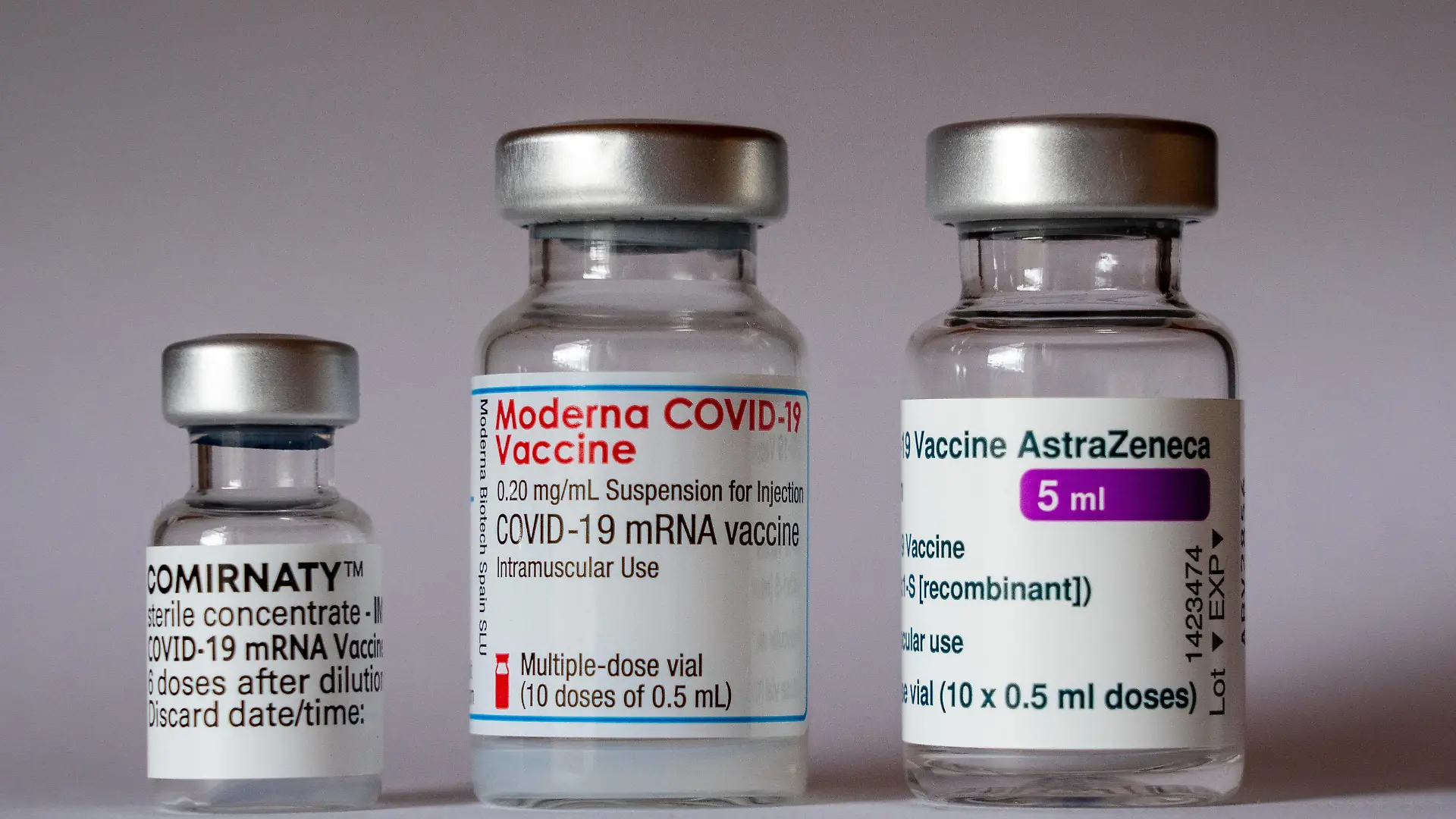Corona - Impfstoff Drei Impfampullen der Firmen l-r BioNTech/Pfizer Comirnaty, Moderna und AstraZeneca stehen nebeneinander. Der Impfstoff des deutschamerikanischen Unternehmens BioNTech/Pfizer und des US-Unternehmens Moderna ist ein s.g. mRNA Impfstoff und der des schwedisch-britischen Unternehmens AstraZeneca ein s.g. Vektorimpfstoff. Leipzig Großzschocher Sachsen Deutschland *** Corona vaccine Three vaccine vials of the companies l r BioNTech Pfizer Comirnaty , Moderna and AstraZeneca stand side by side The vaccine of the German American company BioNTech Pfizer and the US company Moderna is a s g mRNA vaccine and that of the Swedish British company AstraZeneca is a s g vector vaccine Leipzig Großzschocher Saxony Germany